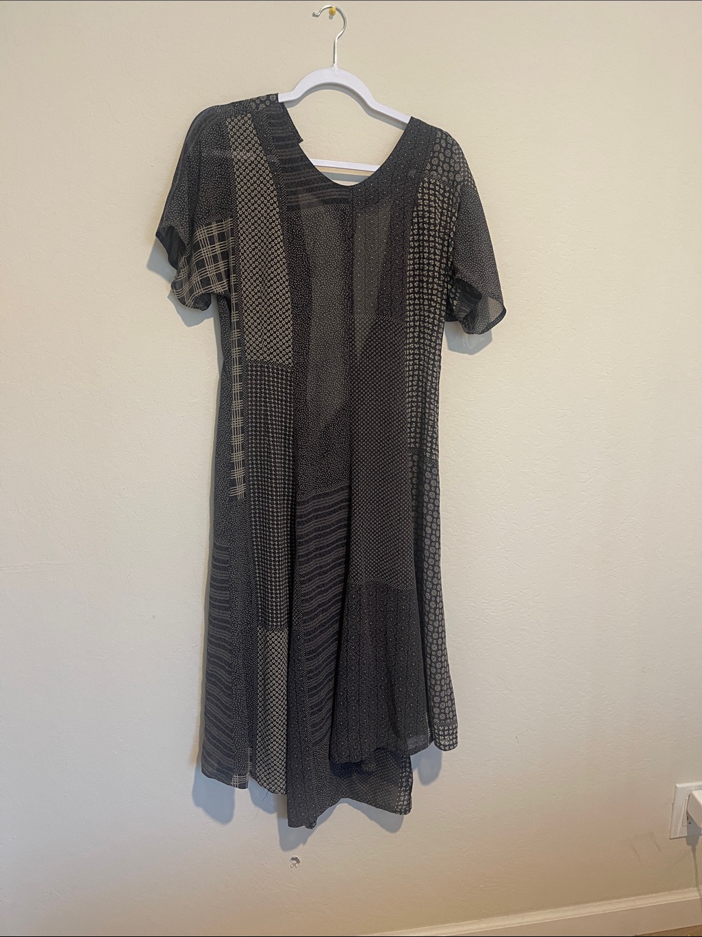 Black Patterned Sheer Short-Sleeve V-Neck Women’s Midi Dress